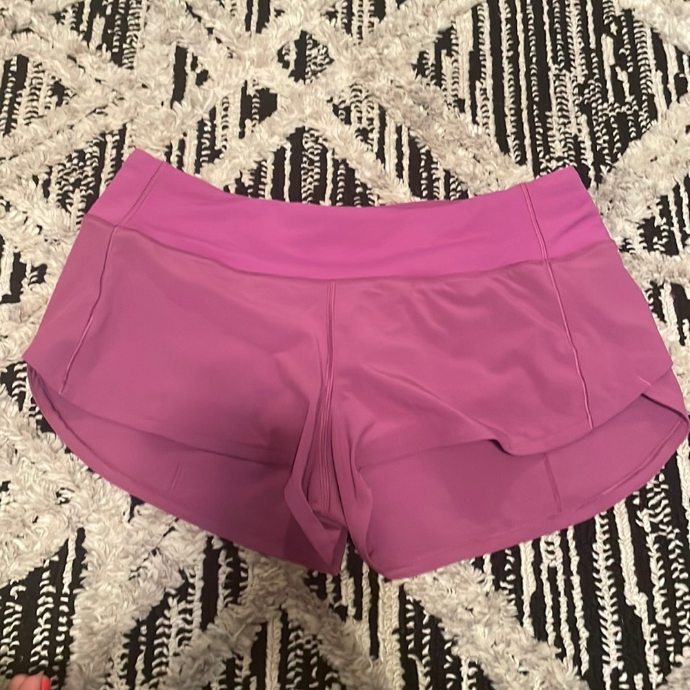 Lululemon 2.5” speed up short. Size 6